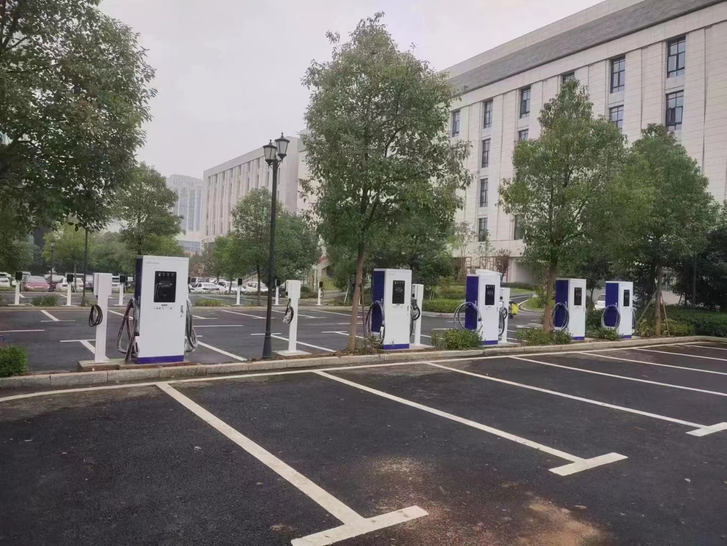 深圳青源新能源電動(dòng)汽車(chē)充電樁廠(chǎng)家合作客戶(hù)案例：商貿(mào)中心充電樁應(yīng)用案例